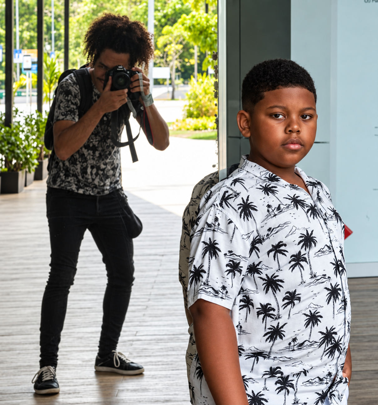 Menino posando para foto durante ensaio